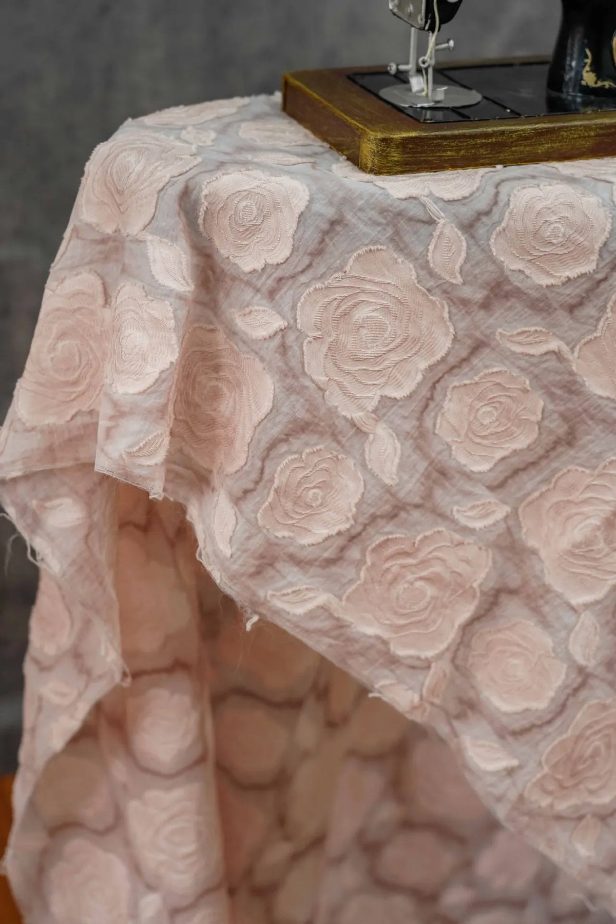 tissu brocart rose clair rose relief polyester texturé élégant opaque mètre diy création textile