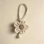 accessoire fenêtre fleurs crochet tissu texturé clips beige marron clair decoratif artisanal