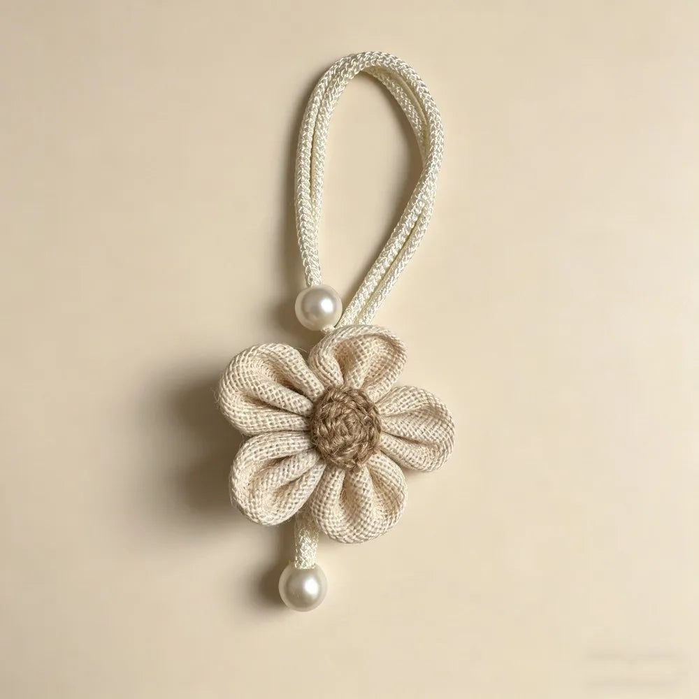 accessoire fenêtre fleurs crochet tissu texturé clips beige marron clair decoratif artisanal