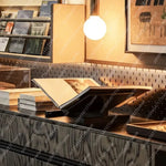 présentoir livres bois minimaliste moderne décoration table salon noir marron pages texturées vases fleurs