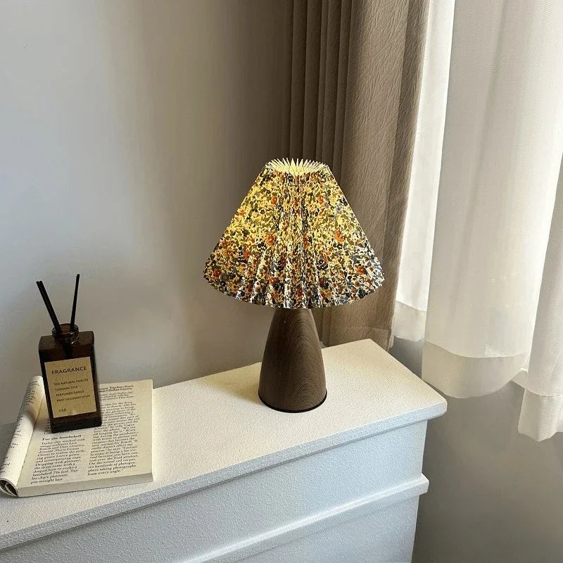lampe table moderne abat jour plissé tissu brun base bois foncée éclairage chambre coucher