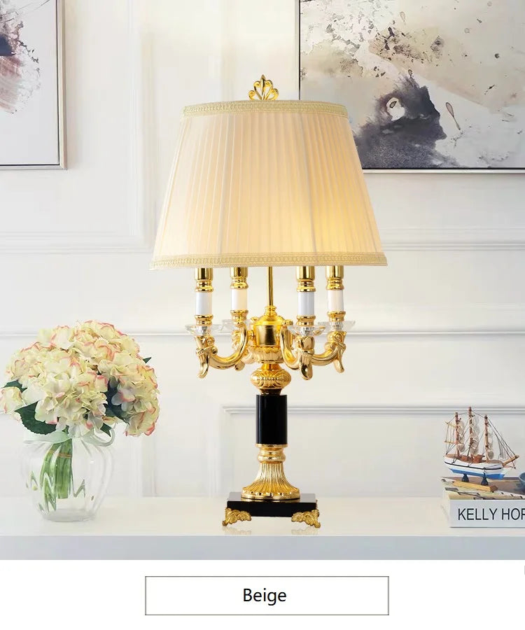 Lampe allumée avec abat-jour noir diffusant une lumière douce