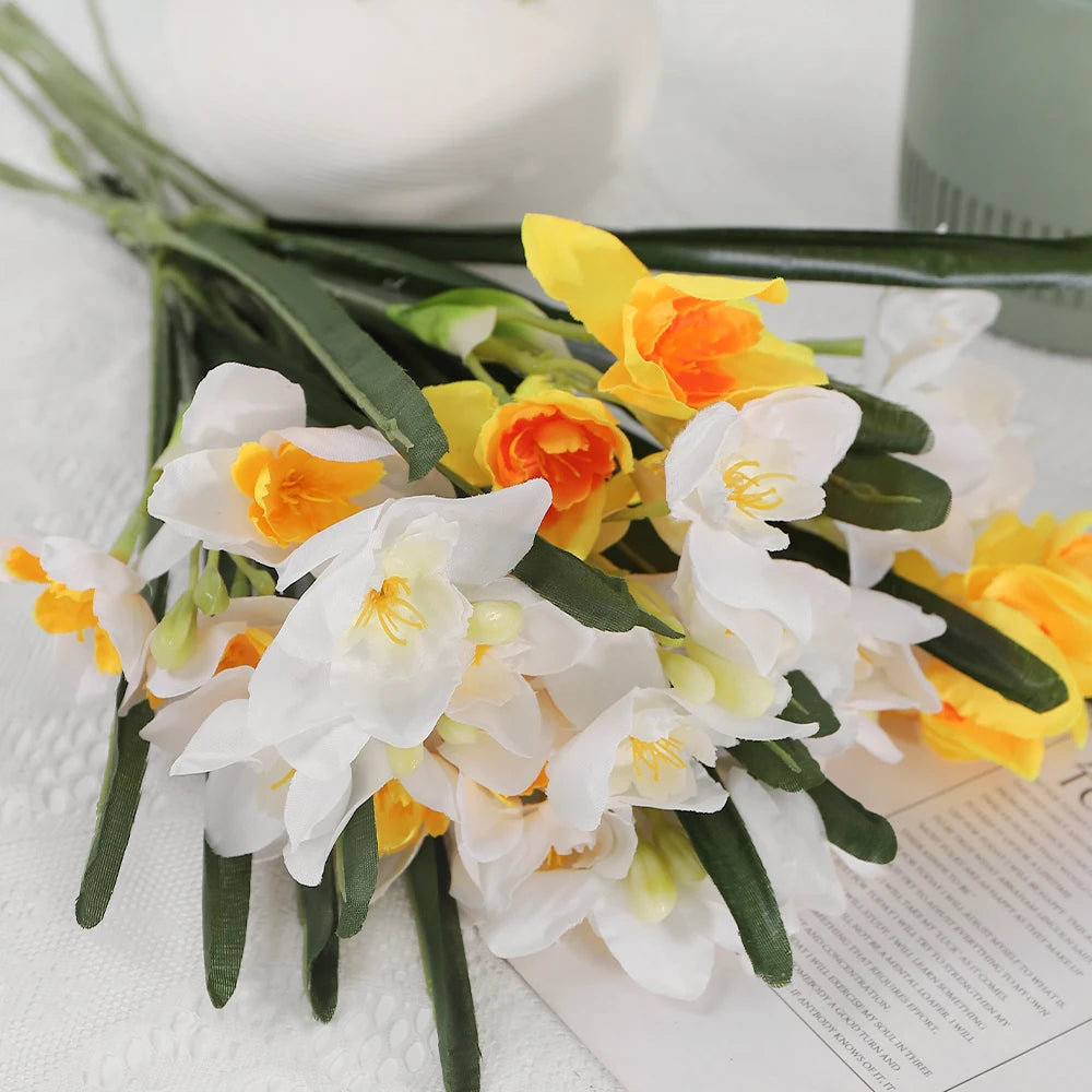 bouquet jonquilles artificielles fleurs blanc jaune vert feuilles vertes moderne minimalisteintérieur décoration