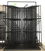 étagère moderne noire structure géométrique métal fixée sol barres diagonales quartz contemporain