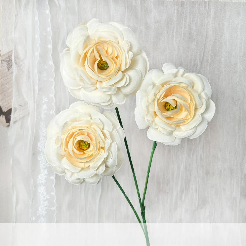 décoration intérieure fleurs artificielles soie rouge rose blanches classiques tringle mariage anniversaire