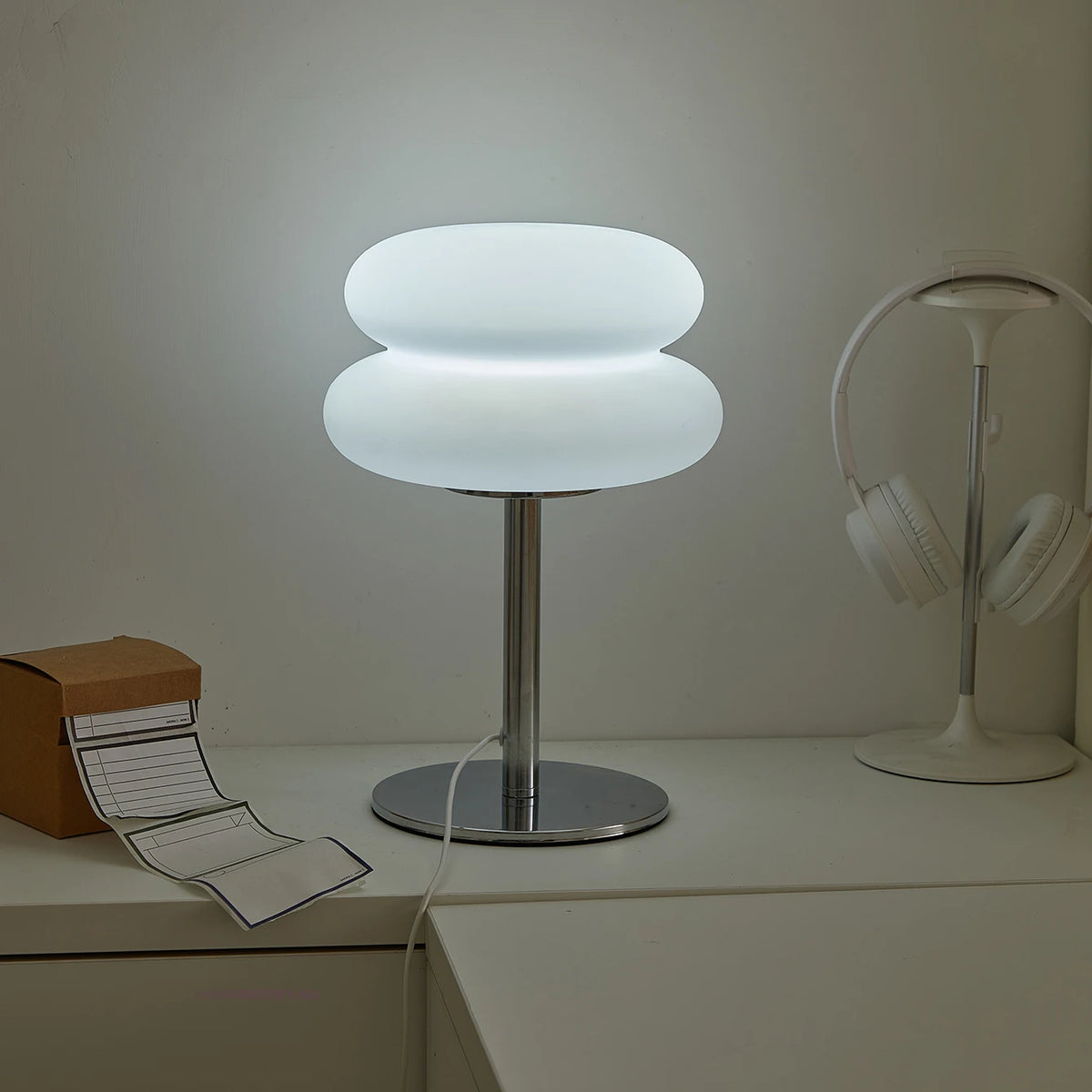 lampe table moderne abat jour blanc pied argenté prise usb tricolore ambiance chambre étude