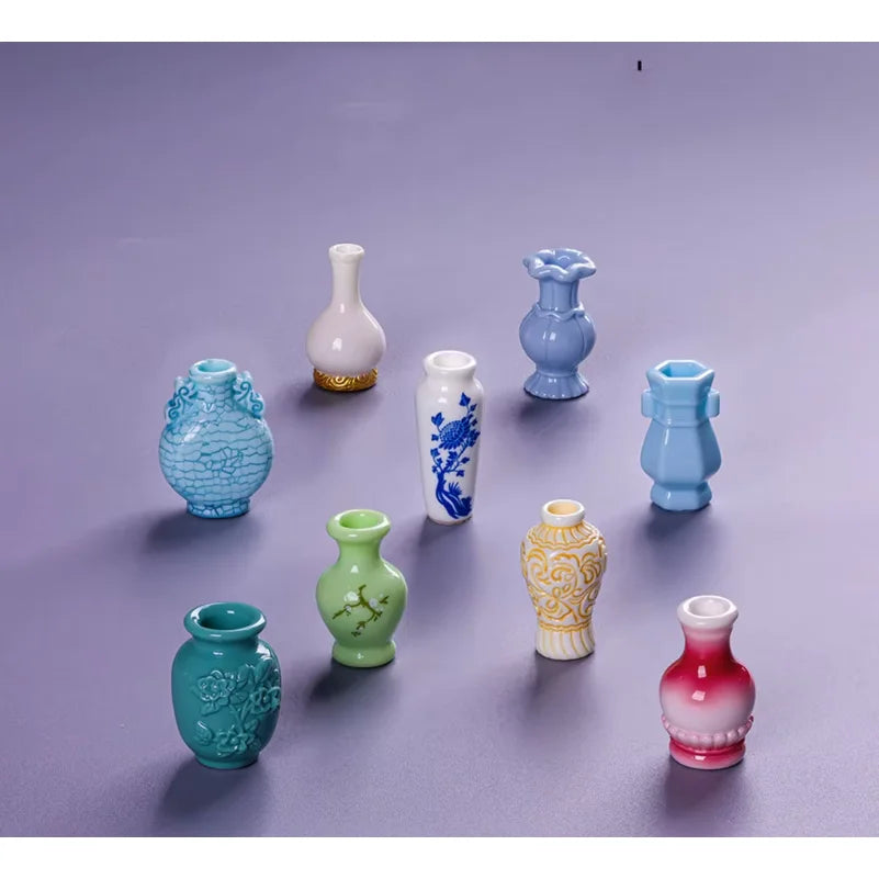 vases miniatures classiques motifs floraux couleurs variées décoration maison poupée ancien textures perlées