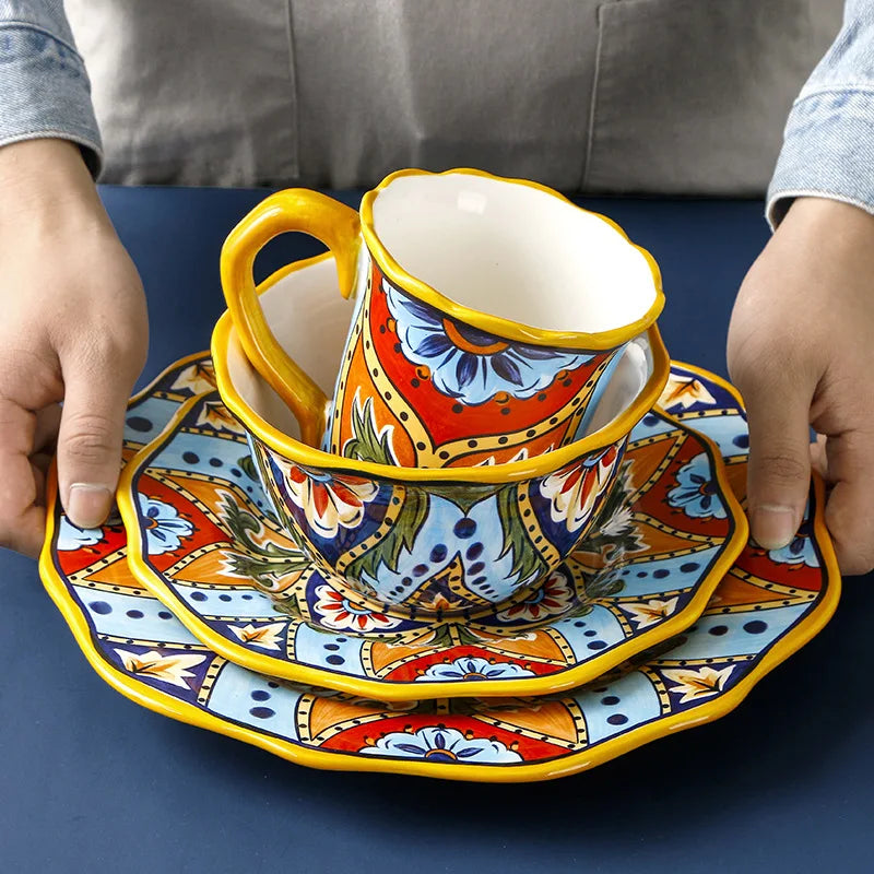 assiettes céramique peintes fleurs oiseaux fruits couleurs vives décoratives traditionnelles