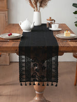 chimene table noir dentelle motif floral bordures franges assiettes couverts tasse théière gâteau cerises