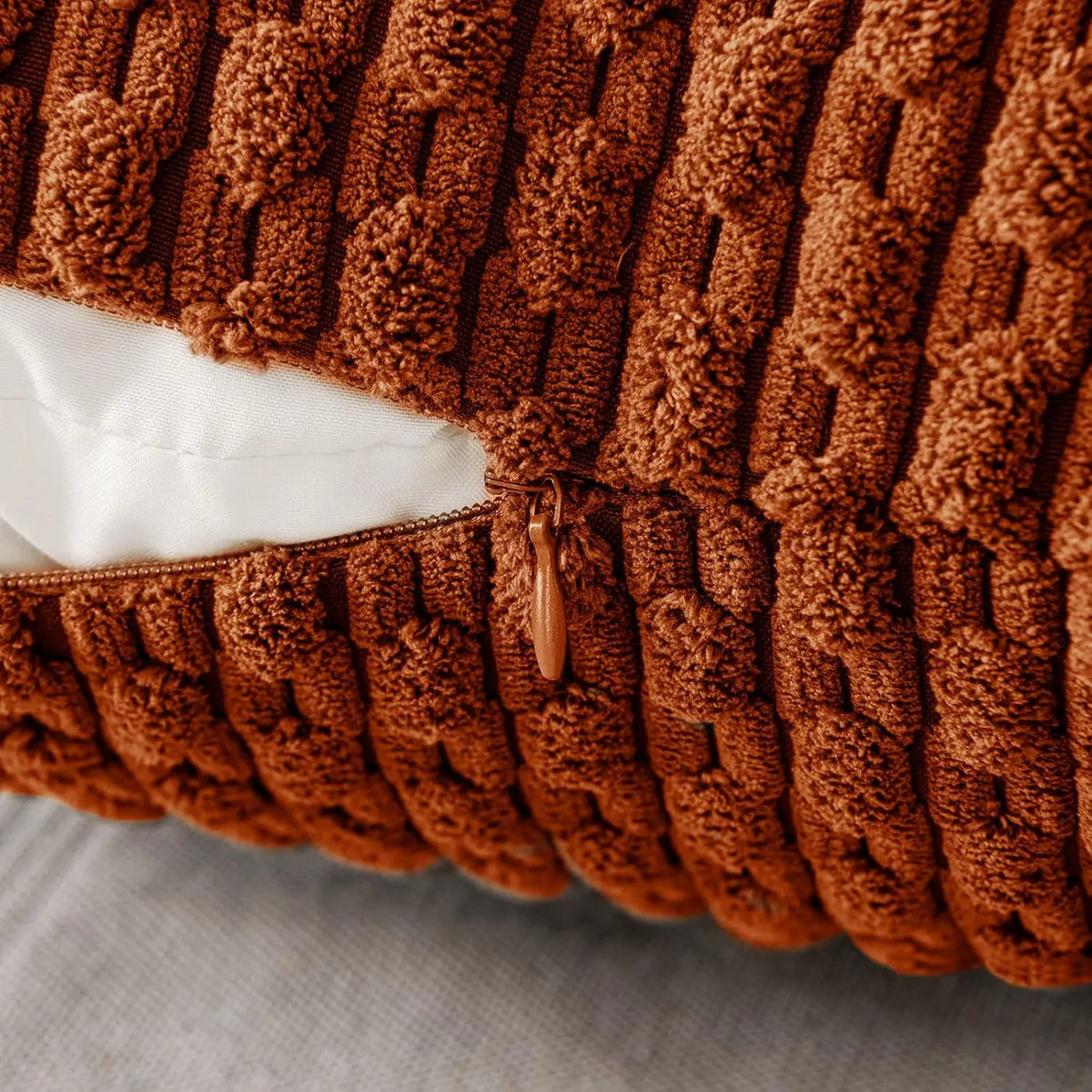 coussin carré orange texture tissée moderne garnissage blanc canapé salon décoration maison