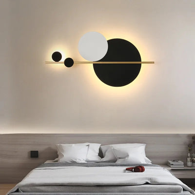 Lampe de chevet minimaliste moderne avec abat-jour rouge sur table de nuit