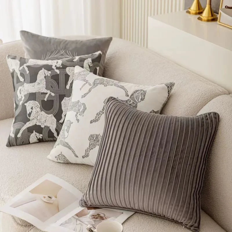 coussins décoratifs gris blanc motif chevaux galopants texture veloutée moderne élégant maison voiture