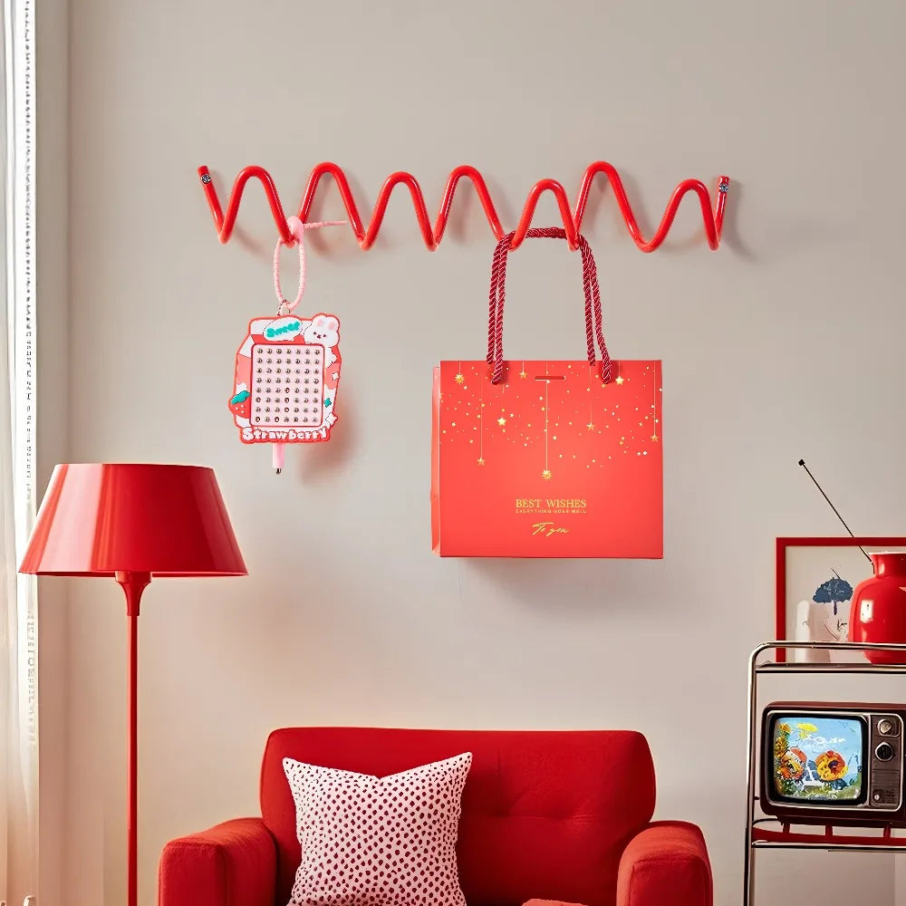 support mural moderne crochets rouge orange noir spirale décoration intérieure porte clés sac shopping