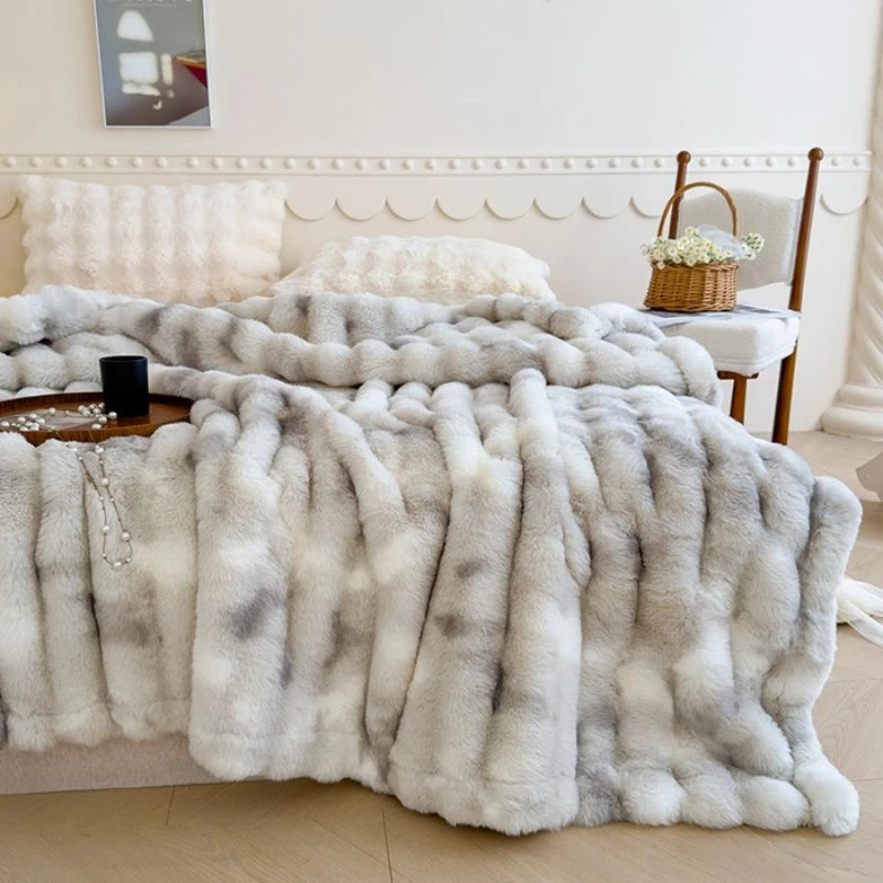 Une couverture moelleuse et douillette en fourrure de luxe décore un lit confortable dans une chambre élégante et bien éclairée.