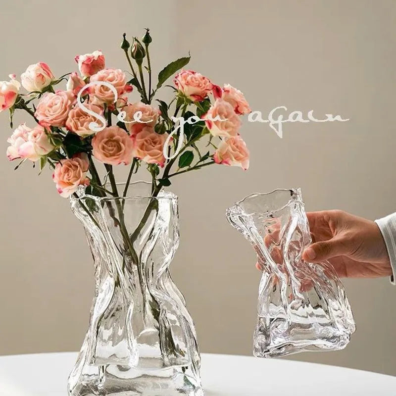 Vase moderne blanc avec fleurs séchées