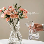 Vase moderne blanc avec fleurs séchées