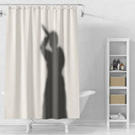 rideau douche moderne beige personne levant main crochets respectueux environnement polyester