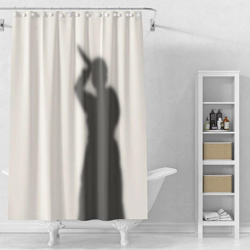 rideau douche moderne beige personne levant main crochets respectueux environnement polyester