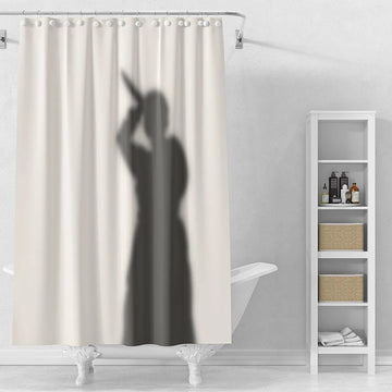rideau douche moderne beige personne levant main crochets respectueux environnement polyester