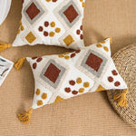 housse coussin carré boho chic motifs géométriques pompons couleur neutres décor maison
