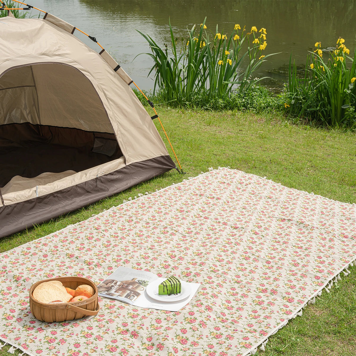 serviette plage vintage fleurs roses jaunes fond beige adaptable plage camping randonnée