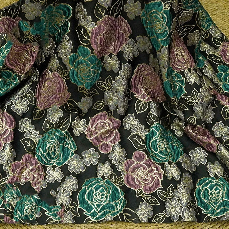 tissu brodé floral roses motifs élégants noir vert mauve or gris texturé 140cm