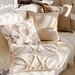 housse coussin décorative motif floral beige marron texture douce canapé lit salon moderne élégant