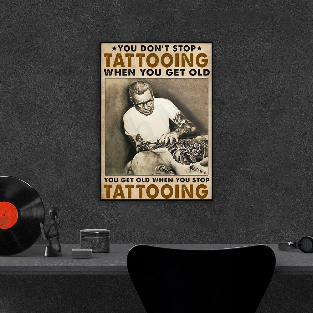 L'image représente un homme âgé avec des tatouages sur tout le corps, illustrant le message "Vous ne cessez pas de vous faire tatouer en vieillissant, vous vous faites vieux quand vous arrêtez de vous faire tatouer".