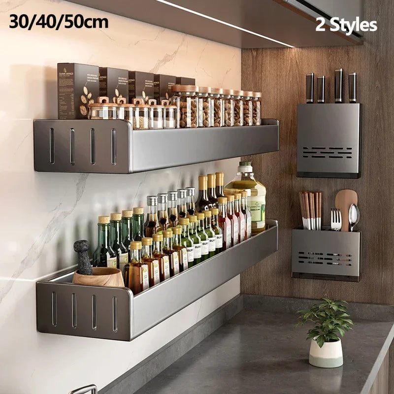 Étagère murale pour épices installée dans une cuisine moderne