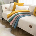 Un canapé confortable avec des coussins moelleux dans des couleurs pastel tendance, créant une atmosphère chaleureuse et apaisante.