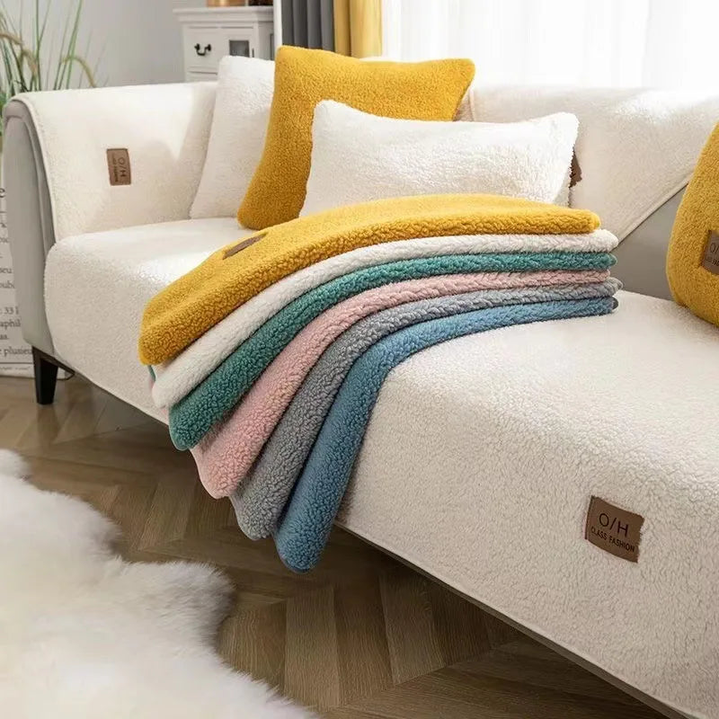 Un canapé confortable avec des coussins moelleux dans des couleurs pastel tendance, créant une atmosphère chaleureuse et apaisante.