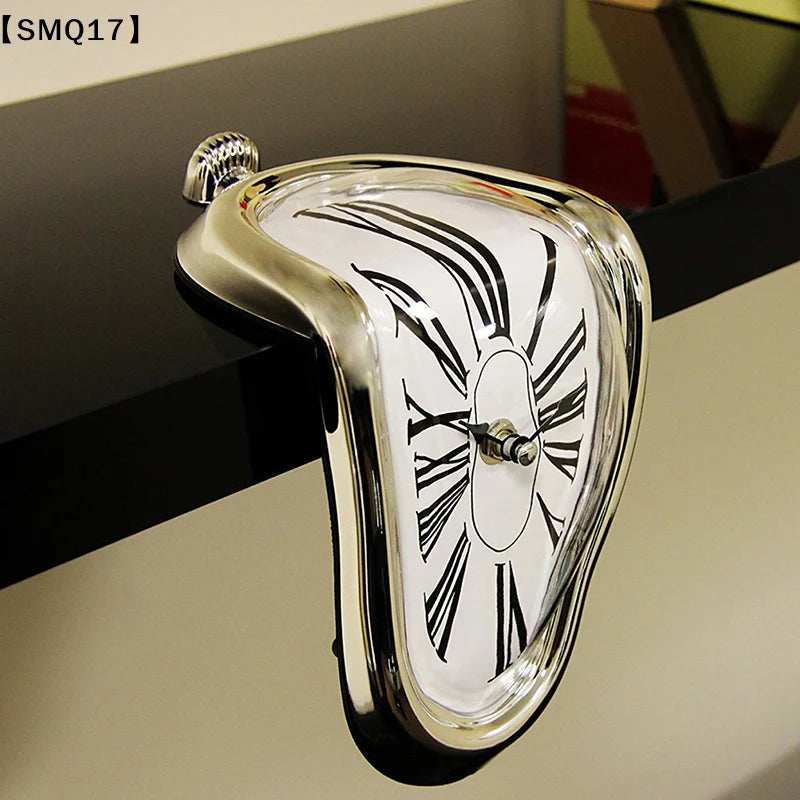 horloge murale contemporaine aiguilles noires cadran ovale doré salon decoration moderne