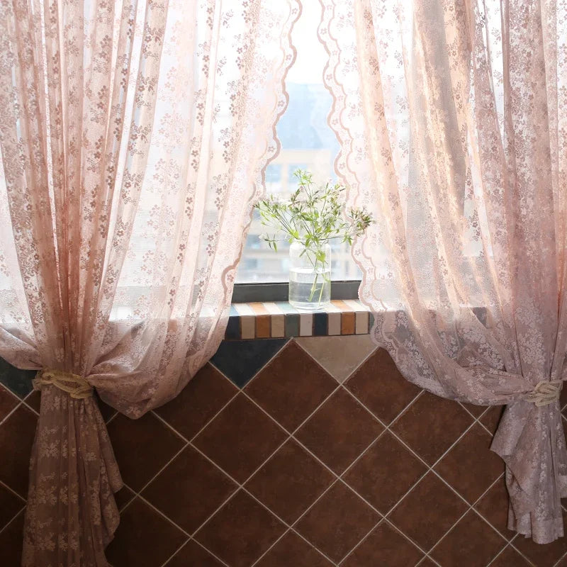 rideau fleuri rose clair dentelle translucide romantique classique fixé ruban inclusion tulle décoration maison
