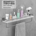Installation du support d'angle mural dans une salle de bain moderne