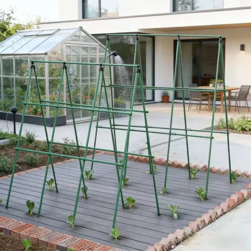 support plante grimpante métal vert structure triangulaire jardinage utilitaire fixations liens noirs croissance concombre