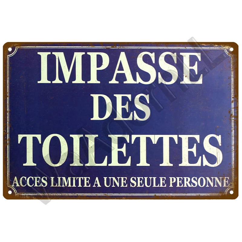 Panneau accroché dans une salle de bains avec décoration coordonnée