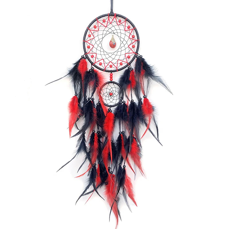 Capteur de rêves au design ethnique avec des plumes rouges et noires suspendues à un cadre circulaire en fibres tressées.