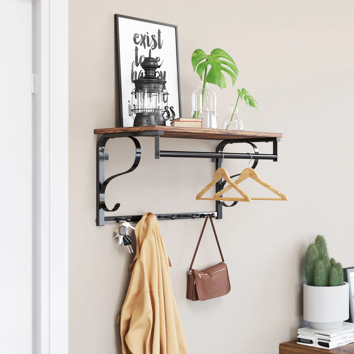 Étagère du porte-manteau supportant des objets décoratifs