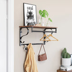 Étagère du porte-manteau supportant des objets décoratifs