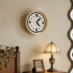 horloge murale moderne beige points irrégulière bordure aiguilles noires chiffres opaques salon chambre