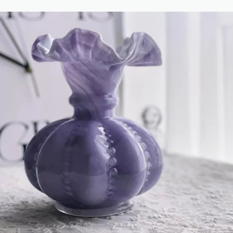 vase moderne transparent motifs floraux blanc rose bleu violet élégant décoration table arrangement floral