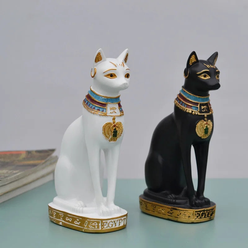 statuette égyptienne ancienne chat ornements hiéroglyphes noir blanc doré