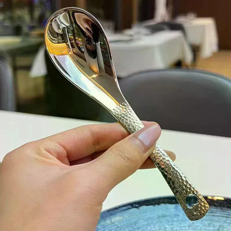 cuillère soupe acier inoxydable argenté texture martelée moderne opacité émaille cuisine maison