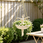 pots suspendus sculptés danseuses ballet beige clair bordure ondulée chaînes dorées élégants succulentes grimpantes