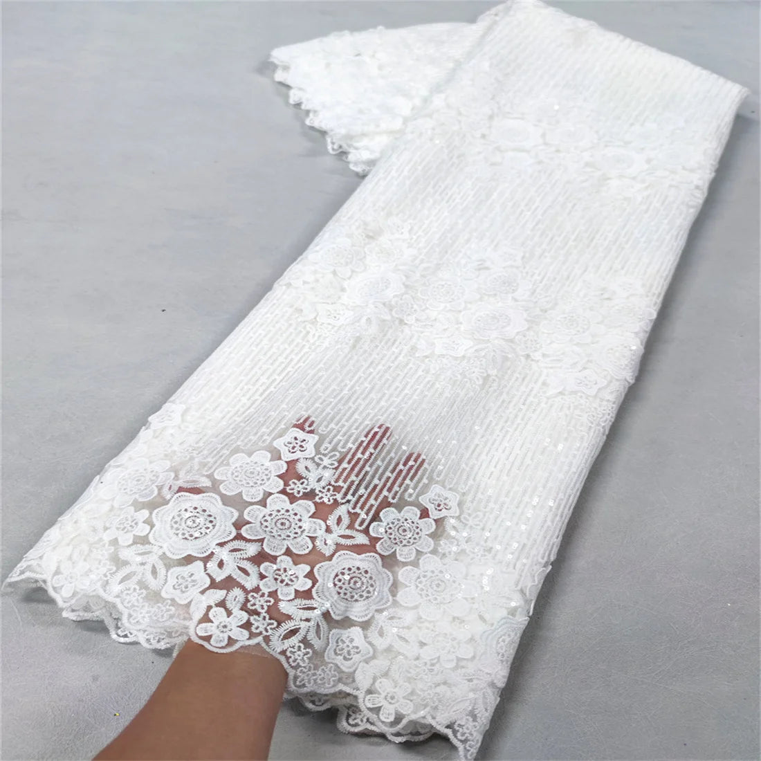 dentelle blanche brodée fleurs motifs floraux tissu coton mariage opaque simple