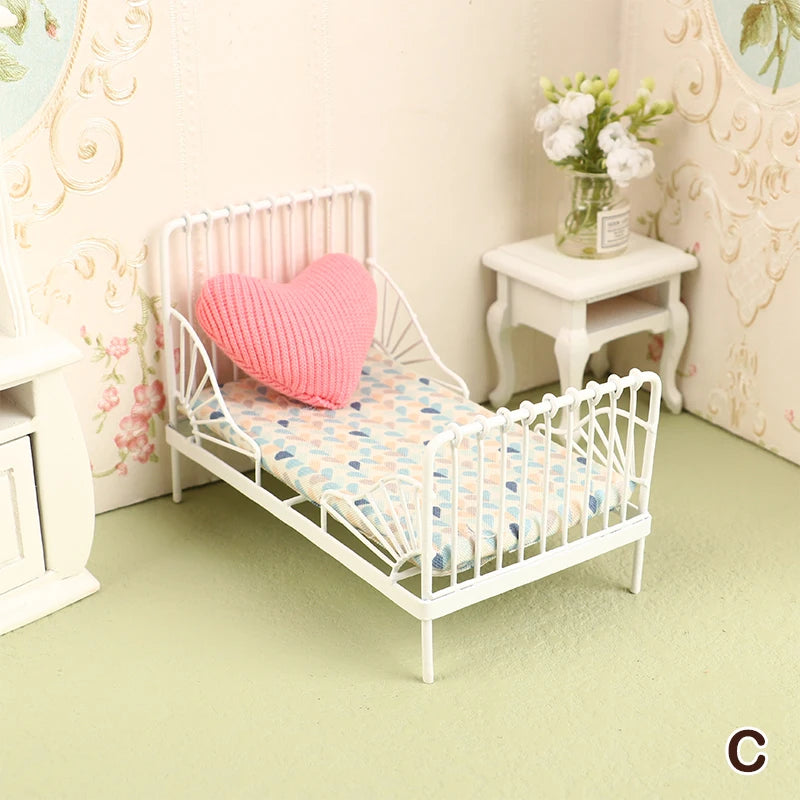 lit miniature classique bois marron clair matelas tête lit tissu uni blanc chambre poupée