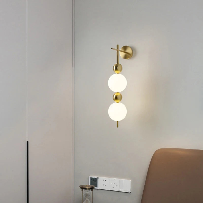 Applique murale LED acrylique blanc éclairant un couloir