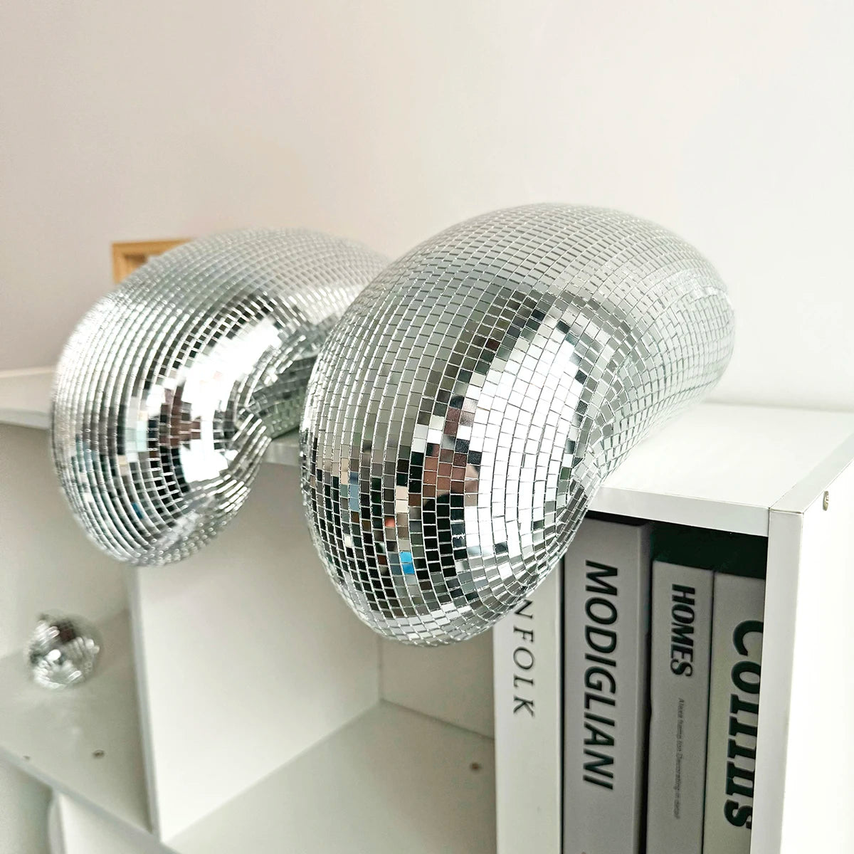 décoration intérieure boule miroir argentée moderne effet mosaïque brillant disco ball