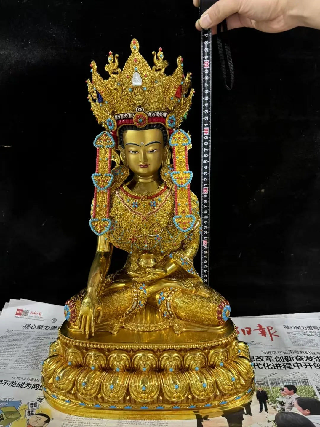 statue bouddhiste or turquoise rouge blanche motif complexe texture lisse traditionnel lotus assis grande