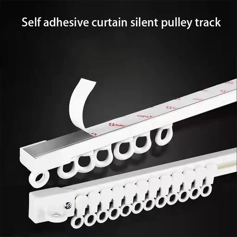 Rail de rideau autocollant blanc installé sur mur carrelé de salle de bain